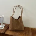 Détail sac cabas en cuir tressé marron, sac à épaule vintage élégant pour le travail. - Kaki Mat