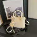Elegante bolso cubo blanco con lindo colgante de oso, bolso cruzado de cuero PU para mujeres. - Con Colgante / Blanco Roto