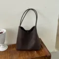 Vue rapprochée du sac cabas tressé vintage mettant en valeur sa texture et sa finition. - Café Mat