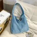 Détail sac bandoulière daim bleu, sac hobo mode décontractée, design minimaliste quotidien - Bleu