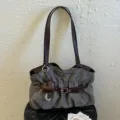 Borsa a spalla in camoscio grigio con manici marroni ciondolo a cuore e fibbia elegante - Con Ciondolo / Grigio