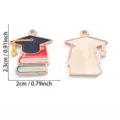 Afstudeerhoed en boeken geemailleerd legering hanger DIY sieraden accessoire sleutelhanger. - Bachelordiploma Hoed en Boek Stijl (A8-482)