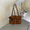 Borsa a spalla in pelle PU marrone con design arricciato e fibbia elegante da donna. - Con Ciondolo / Marrone