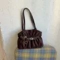 Borsa a tracolla in camoscio marrone scuro da donna, elegante shopper con ciondolo a cuore. - Con Ciondolo / Marrone