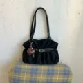 Borsa a tracolla nera arricciata da donna, elegante borsa casual con ciondolo a cuore. - Con Ciondolo / Nero