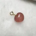 Primer plano detallado de un colgante de cuarzo fresa natural con cierre de resorte dorado. - Colgante con Cierre Universal Solo (Sin Cadena)