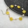 Pulsera artesanal de alambre con perlas de agua dulce y piedras amarillas. Vista detallada. - Estilo Topacio Amarillo