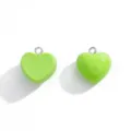 Amuletos de resina en forma de corazón verde con anillas plateadas para joyería DIY y llaveros. - 18x16.5mm / Verde