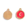 Pendentif charme irregulier en alliage dore avec email lune et soleil pour bijoux DIY. - 16x13mm / Rouge