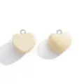 Colgante corazon de resina brillante color crema macaron, ideal para manualidades de joyeria DIY. - 18x16.5mm / Beige