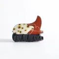Primer plano de pinza de pelo vintage con forma de sombrero y estampado de girasol - Botas Girasol
