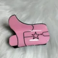 Pinza de pelo de bota de vaquero rosa vintage con estrella negra sobre fondo de pelo - Botas Rosas Estrella
