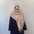 Close-up detail of ethnic paisley jacquard shawl with tassels displayed on a mannequin - 70x180cm / Beige Pink Edge