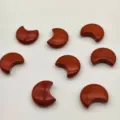 Vista dettagliata di gemme di diaspro rosso a forma di mezzaluna per gioielli - Design della Luna / 20mm / Diaspro Rosso