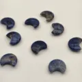 Pietre di sodalite naturale blu a forma di mezzaluna per la creazione di gioielli - Design della Luna / 20mm / Sodalite Blu
