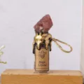 Wunschflasche aus Erdbeerkristall mit goldenem Siegelwachs und dekorativem Seilgriff - Erdbeerquarz-Stil
