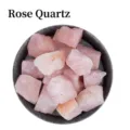 Natürliche Rohrosenquarz-Kristalle für die Aromatherapie in einer dekorativen Metallschale - Normaler Rosenquarz / Größe 1,5-3 cm