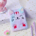 Dettaglio taccuino peluche gatto, copertina morbida con ricamo fine per diario personale. - Stile Gatto 4 - Viola Tie-Dye
