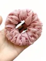 Molla per capelli in rete plissettata rosa, elegante scrunchie per acconciature chic. - Rosa