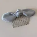 Dettaglio pettine capelli fiocco raso grigio blu, accessorio acconciatura denti metallo - Verde