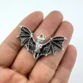 Vue détaillée de pendentif charme chauve-souris en argent pour bijoux DIY Halloween. - Noir