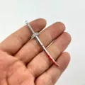 Nahaufnahme des Legierungs-Schwertanhängers mit rotem Tropfen-Effekt, ideal für DIY-Schmuck. - Stil 11