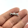 Detailaufnahme des Zinklegierung Knochenanhängers für DIY Armbänder und Halsketten. - Hundeknochen Anhänger / Silber