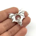 Gedetailleerd overzicht van gotische vampier vleermuis bedel, zilveren metalen hanger voor DIY. - Zilveren Vleermuis