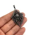 Gotischer dunkler Metall Spinnennetz Anhänger Halskette, punkiger hohler Vintage Halloween Schmuck - Gunmetal Spinne