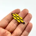 Nahaufnahme Detail von gelben Emaillierten kleinen Fischen Metallverbinder für DIY Schmuck. - Schwarzer Rand Gelber Fischstil (6)
