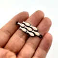 Nahaufnahme Detail von schwarzem Metall Emaille rosa Fisch Verbinder Anhänger Schmuck. - Schwarzer Rand Hellrosa Fischstil (5)