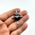Gothischer schwarzer Öltropfen Herz Kreuz Anhänger Detail Ansicht für DIY Schmuck Basteln. - Schwarzes Herz Krone Dolch Stil (2)
