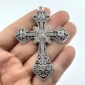Gedetailleerd overzicht van grote versierde strass-kruishanger, vintage zilveren sieradenbevinding. - Zilver