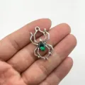 Halloween Spinnen Anhänger mit grünem Stein Metall DIY Schmuck Zubehör Detailansicht neu - Silber Spinne Grüner Strass