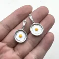 Detailansicht von Mini Spiegelei Bratpfanne Metall Anhänger für DIY Schmuck und Schlüsselanhänger. - Simulation Bratpfanne Spiegelei Stil