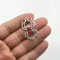Detailansicht des Halloween Silber Spinnenanhängers mit rotem Schmuckstein für DIY Schmuck. - Silber Roter Zirkon Spinne