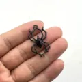 Nahaufnahme des schwarzen Metallspinnen-Anhängers mit Kristall für den DIY-Schmuck. - Schwarze Spinne Schwarzer Strass