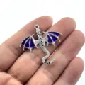 Vue détaillée du pendentif dragon en alliage de zinc rétro avec émail violet pour bijoux. - Style Aile Violette (3)