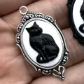 Primer plano detalle del colgante camafeo plata gato negro gótico vintage, accesorio tallado. - Plateado
