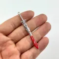 Detailaufnahme des Anime-Schwert-Metallanhängers für kreative DIY-Schmuckherstellung. - Stil 17