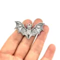 Gros plan d'un pendentif chauve-souris gothique argenté vintage pour les bijoux DIY. - Argent