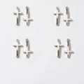Nahaufnahme Details von silbernen Kreuz Anhängern, minimalistischem Metall Schmuck für DIY. - Kreuz Anhänger Set / 8 Stück Packung
