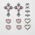 Detailansicht von DIY Gothic Metallanhängern mit rosa Herzanhängern und süssen Schleifen. - Y2K Rosa und Weiß Tropföl Dunkel Süß Anhänger Set