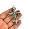 Antiker silberner Kreuz Anhänger mit Strass, Metall DIY Schmuck Zubehör für Halsketten. - Nur Anhänger (Ohne Kette) / Silber Weißer Strass