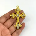 Detailansicht des goldenen Vintage-Kreuz-Anhängers mit Strasssteinen und Legierungs-DIY-Teilen. - Nur Anhänger (Ohne Kette) / Gold Weißer Zirkonia