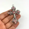 Detailaufnahme des Vintage Kreuz Anhängers aus Legierung mit funkelnden rosa Strasssteinen. - Nur Anhänger (Ohne Kette) / Silber/Rosa Zirkonia