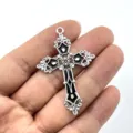 Nahaufnahme Detail des antiken silbernen Blumenkreuz Anhängers mit gotischem Design. - Retro Hohlkreuz (2)