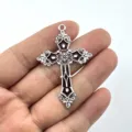 Nahaufnahme Detail eines antiken silbernen Kreuzanhängers mit filigranen Blumenmustern. - Antiksilber Kreuz (1)