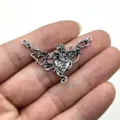 Vue detaillee du pendentif coeur en metal avec vigne de roses vintage, connecteur bijoux. - Style Ajouré Argenté (3)