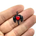 Nahaufnahme des gotischen Herz-Flügel-Schwert-Anhängers,schwarzes Metall,roter Zirkon. - Schwarz Roter Strass Stil (3)